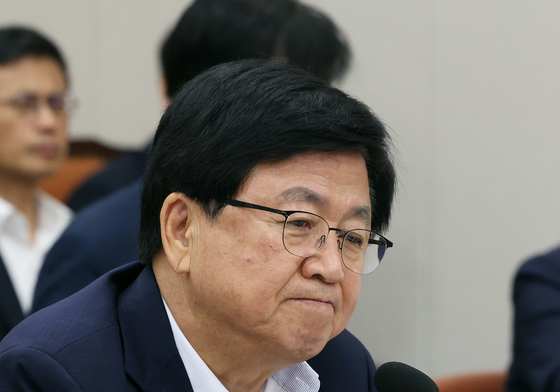 생각에 잠긴 최교진 교육부 장관