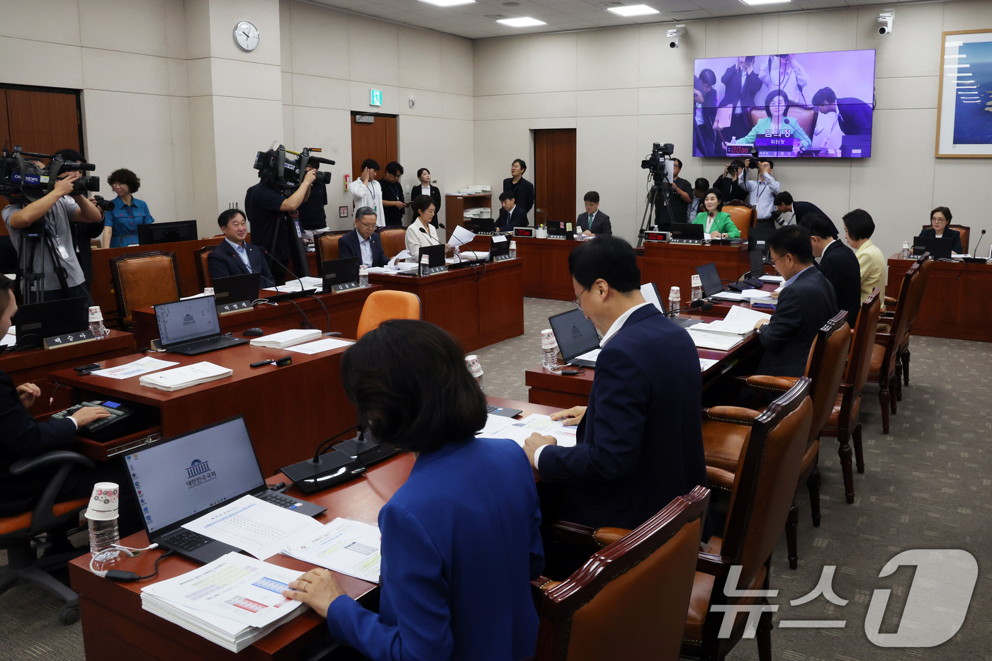(서울=뉴스1) 황기선 기자 = 김희정 교육위원장이 12일 오전 서울 여의도 국회에서 열린 교육위원회 전체회의에서의사봉을 두드리고 있다.  2026.8.12/뉴스1