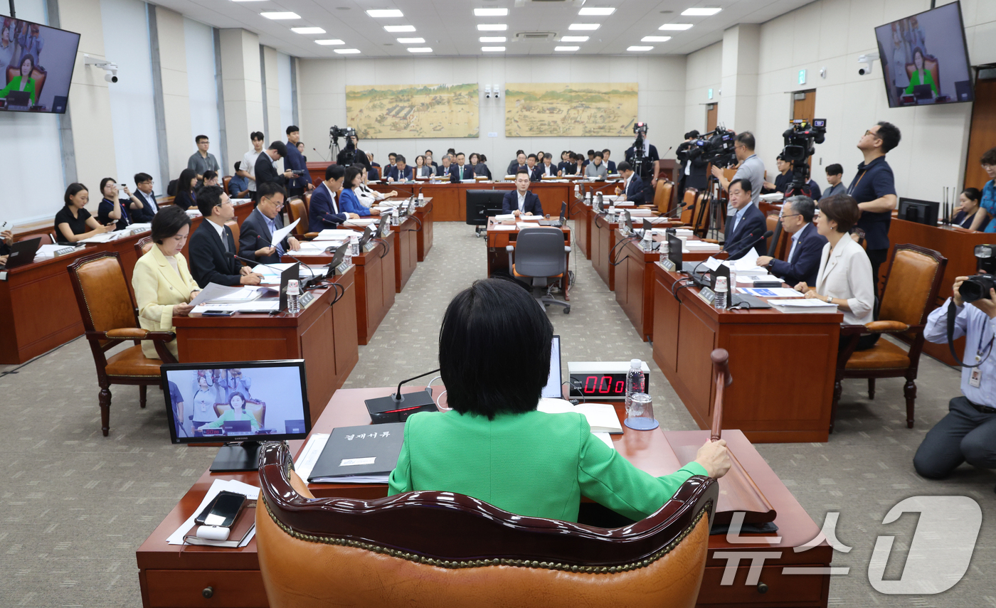 (서울=뉴스1) 황기선 기자 = 김희정 교육위원장이 12일 오전 서울 여의도 국회에서 열린 교육위원회 전체회의에서의사봉을 두드리고 있다.  2026.8.12/뉴스1