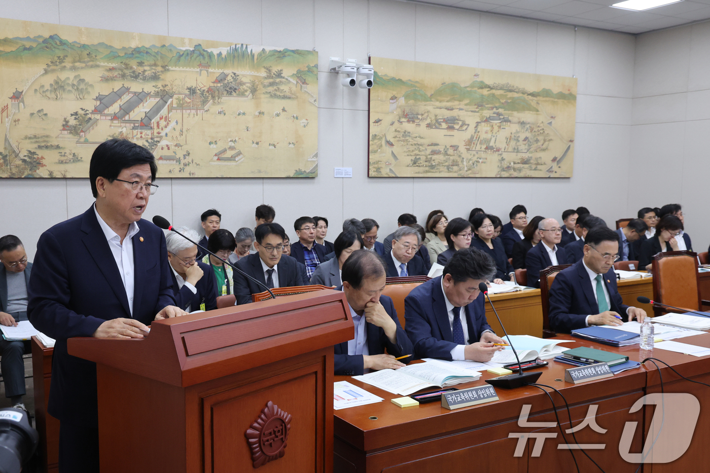 (서울=뉴스1) 황기선 기자 = 최교진 교육부 장관이 12일 오전 서울 여의도 국회에서 열린 교육위원회 전체회의에서 업무보고를 하고 있다.  2026.8.12/뉴스1