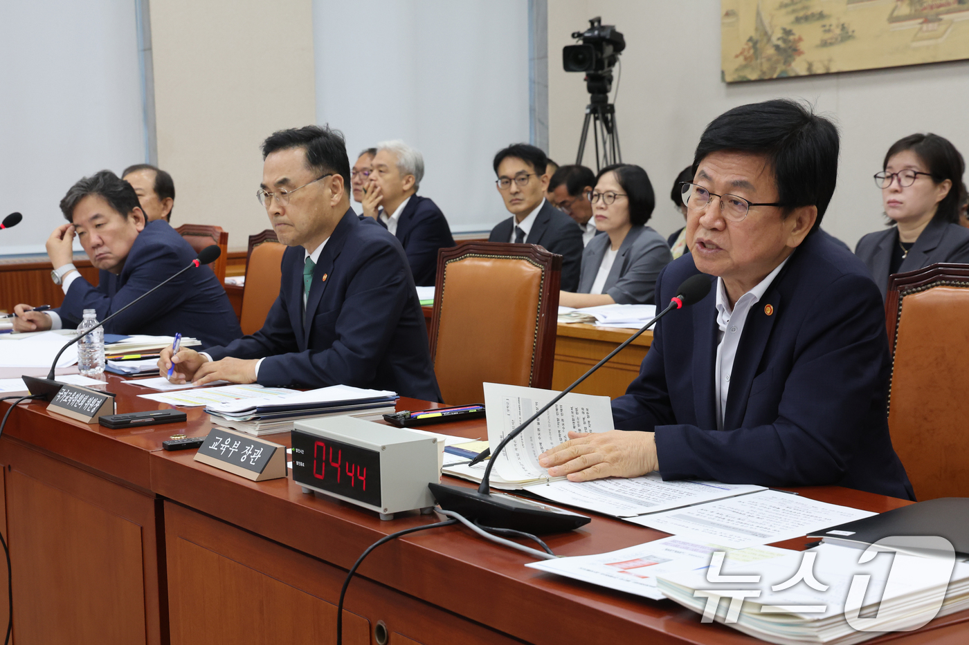 (서울=뉴스1) 황기선 기자 = 최교진 교육부 장관이 12일 오전 서울 여의도 국회에서 열린 교육위원회 전체회의에서 의원 질의에 답하고 있다. 2026.8.12/뉴스1