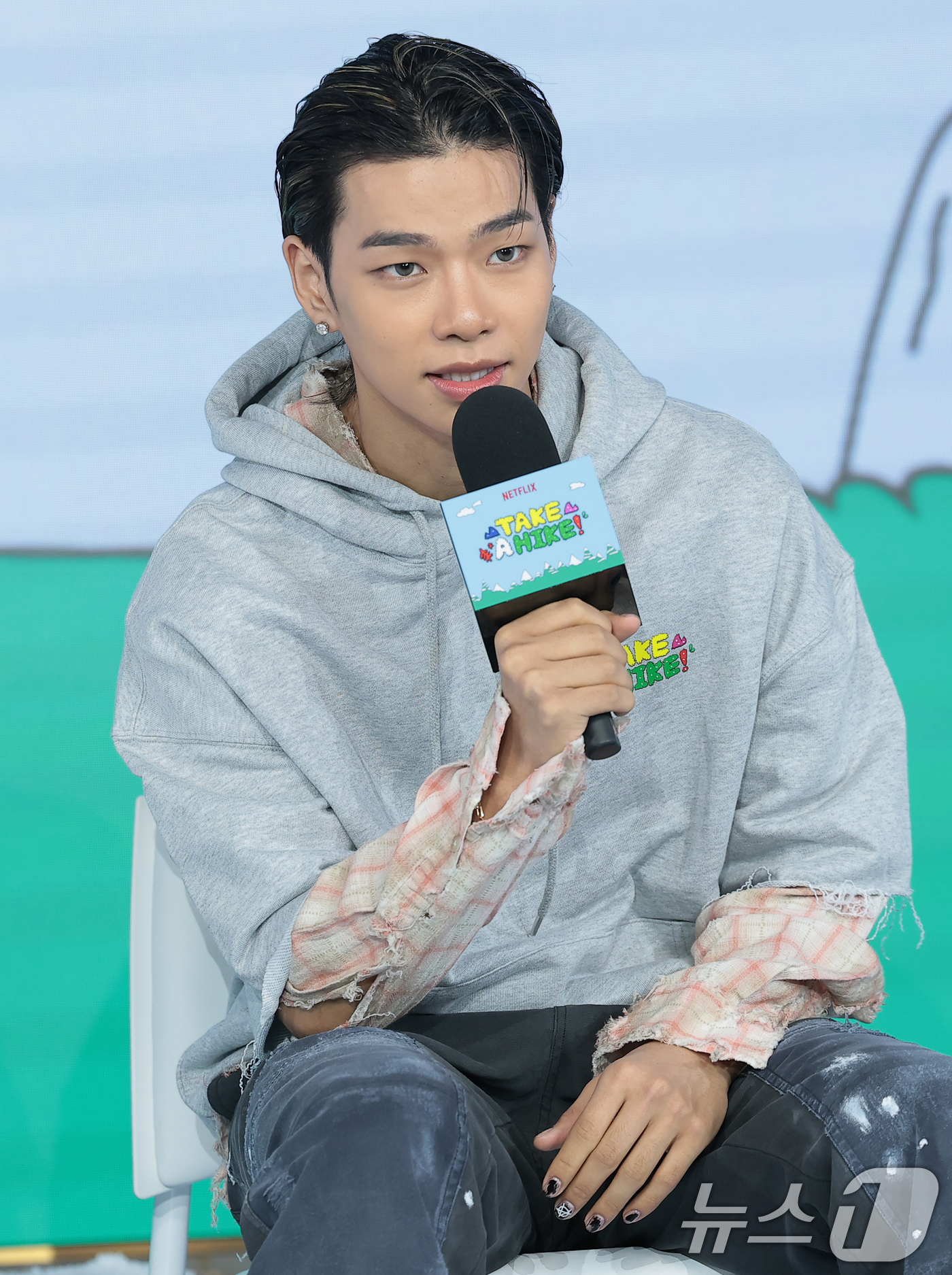 (서울=뉴스1) 권현진 기자 = 올데이프로젝트 타잔이 12일 서울 마포구 호텔 나루 서울 엠갤러리에서 열린 넷플릭스 예능 '대체 등산을 왜 하는 건데?' 제작발표회에서 인사말을 하 …