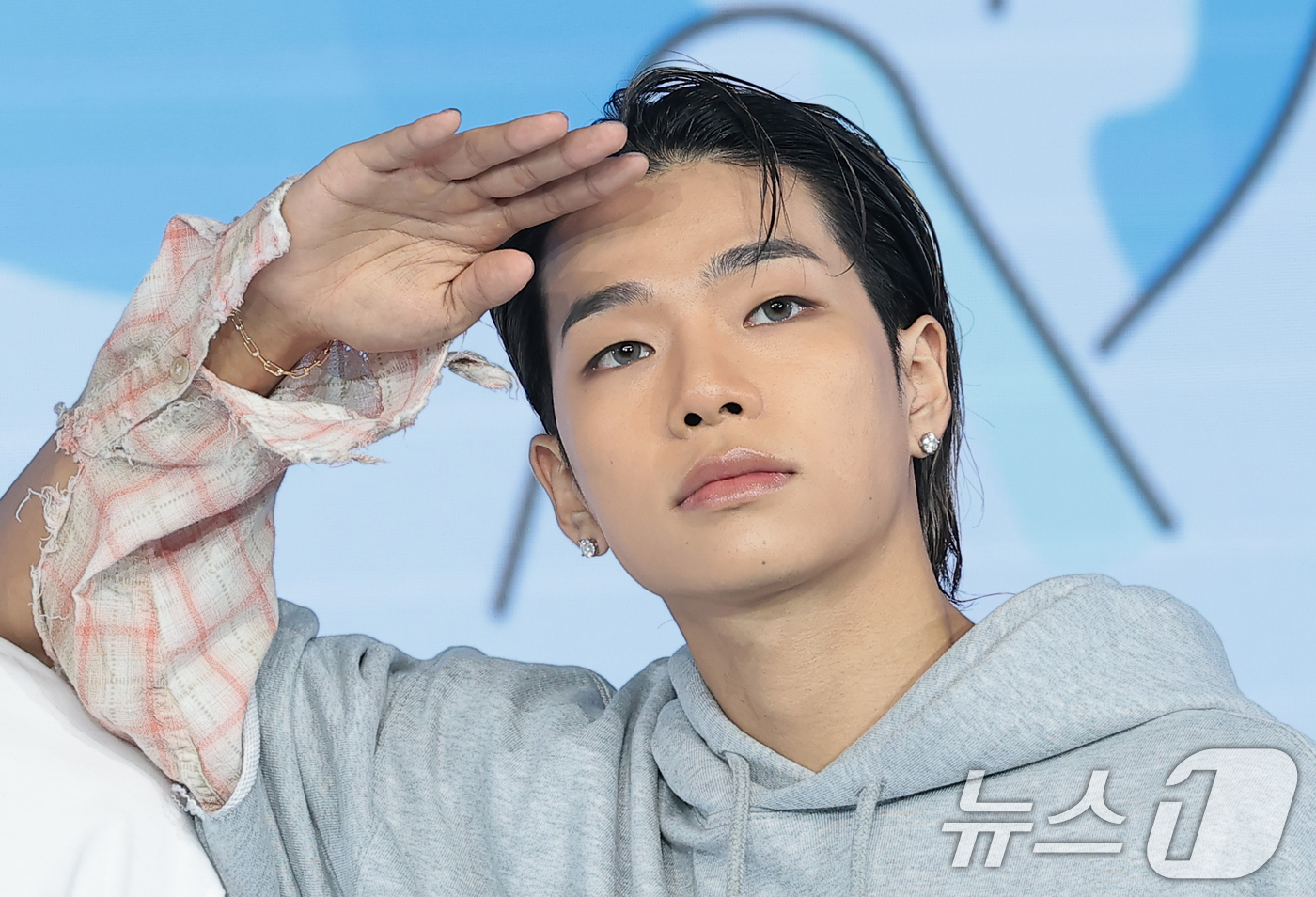 (서울=뉴스1) 권현진 기자 = 올데이프로젝트 타잔이 12일 서울 마포구 호텔 나루 서울 엠갤러리에서 열린 넷플릭스 예능 '대체 등산을 왜 하는 건데?' 제작발표회에서 포즈를 취하 …