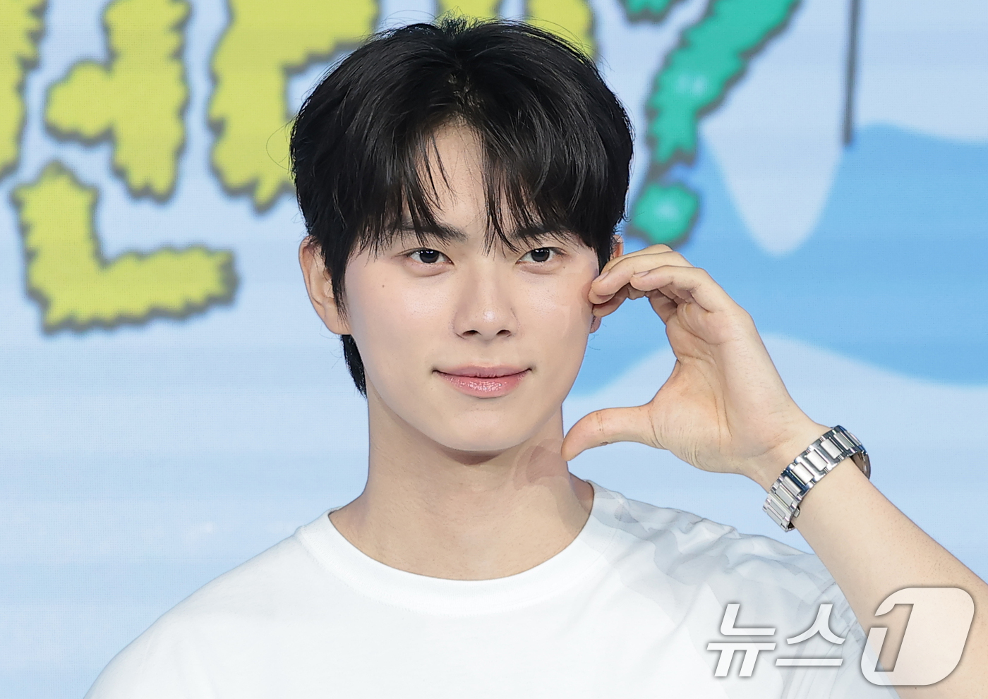 (서울=뉴스1) 권현진 기자 = 배우 이채민이 12일 서울 마포구 호텔 나루 서울 엠갤러리에서 열린 넷플릭스 예능 '대체 등산을 왜 하는 건데?' 제작발표회에서 포즈를 취하고 있다 …