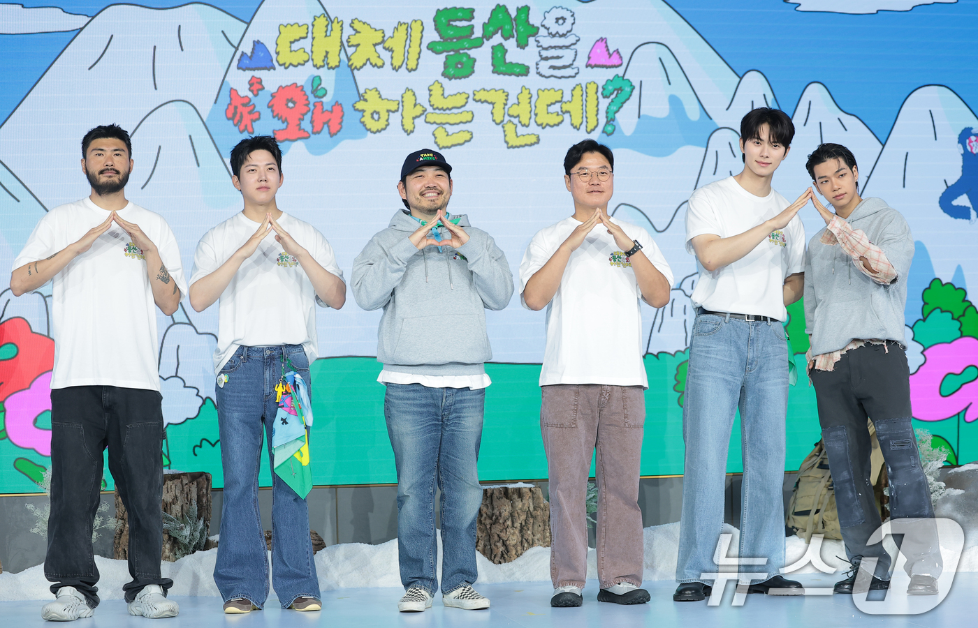 (서울=뉴스1) 권현진 기자 = 카더가든(왼쪽부터)과 도운, 박현용 PD, 나영석 PD, 이채민, 타잔이 12일 서울 마포구 호텔 나루 서울 엠갤러리에서 열린 넷플릭스 예능 '대체 …