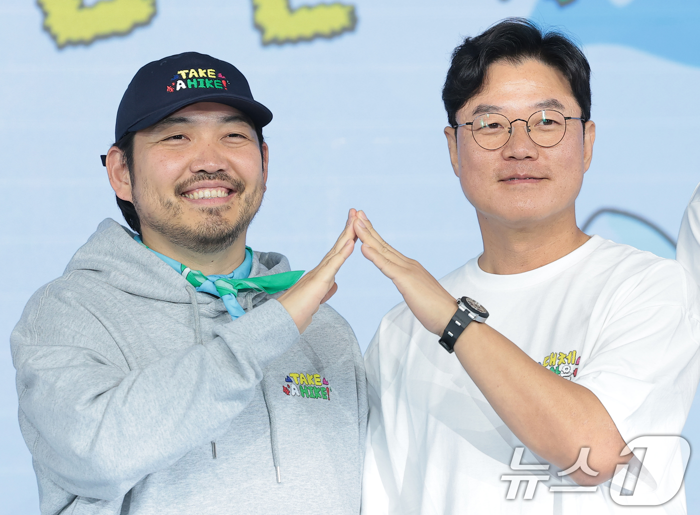 (서울=뉴스1) 권현진 기자 = 박현용 PD와 나영석 PD(오른쪽)이 12일 서울 마포구 호텔 나루 서울 엠갤러리에서 열린 넷플릭스 예능 '대체 등산을 왜 하는 건데?' 제작발표회 …