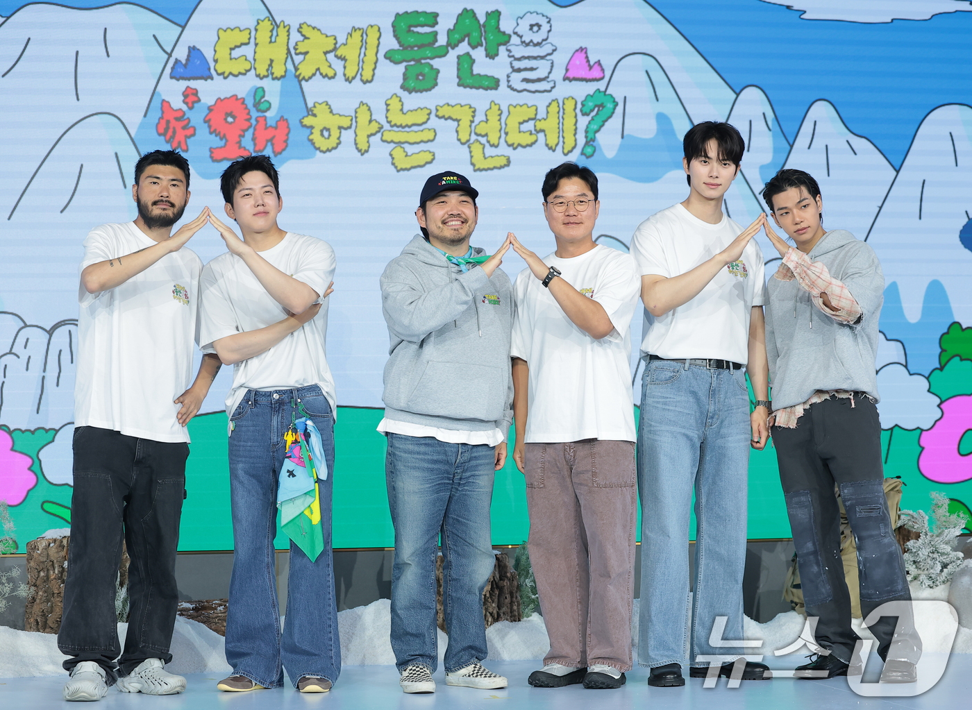 (서울=뉴스1) 권현진 기자 = 카더가든(왼쪽부터)과 도운, 박현용 PD, 나영석 PD, 이채민, 타잔이 12일 서울 마포구 호텔 나루 서울 엠갤러리에서 열린 넷플릭스 예능 '대체 …