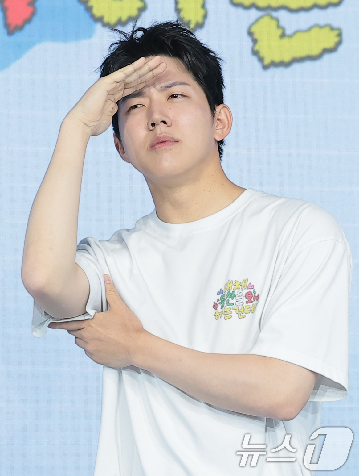 (서울=뉴스1) 권현진 기자 = 데이식스 도운이 12일 서울 마포구 호텔 나루 서울 엠갤러리에서 열린 넷플릭스 예능 '대체 등산을 왜 하는 건데?' 제작발표회에서 포즈를 취하고 있 …