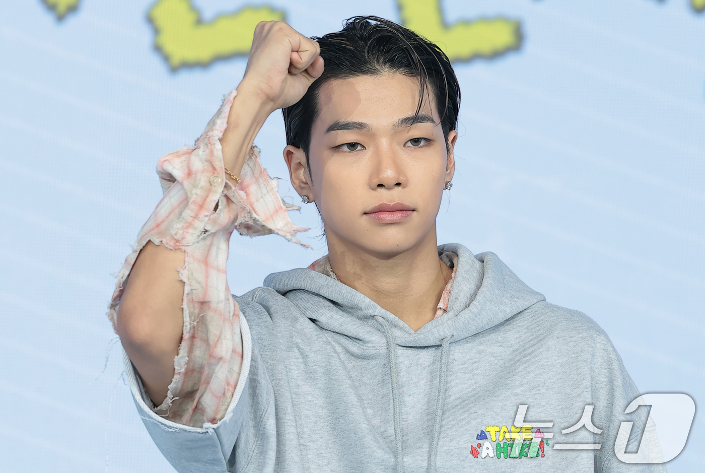 (서울=뉴스1) 권현진 기자 = 올데이프로젝트 타잔이 12일 서울 마포구 호텔 나루 서울 엠갤러리에서 열린 넷플릭스 예능 '대체 등산을 왜 하는 건데?' 제작발표회에서 포즈를 취하 …