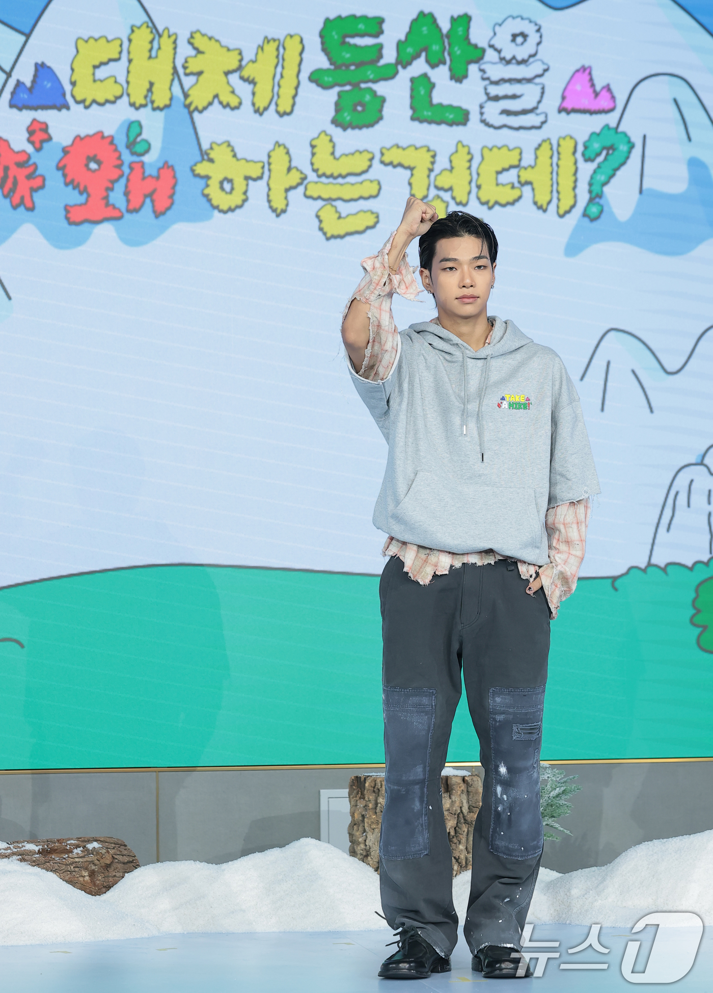 (서울=뉴스1) 권현진 기자 = 올데이프로젝트 타잔이 12일 서울 마포구 호텔 나루 서울 엠갤러리에서 열린 넷플릭스 예능 '대체 등산을 왜 하는 건데?' 제작발표회에서 포즈를 취하 …