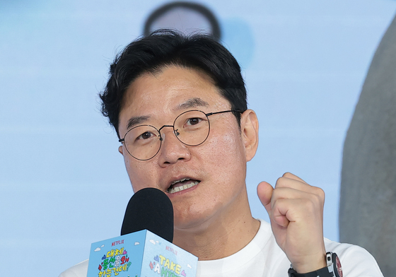 취재진 질문에 답하는 나영석 PD
