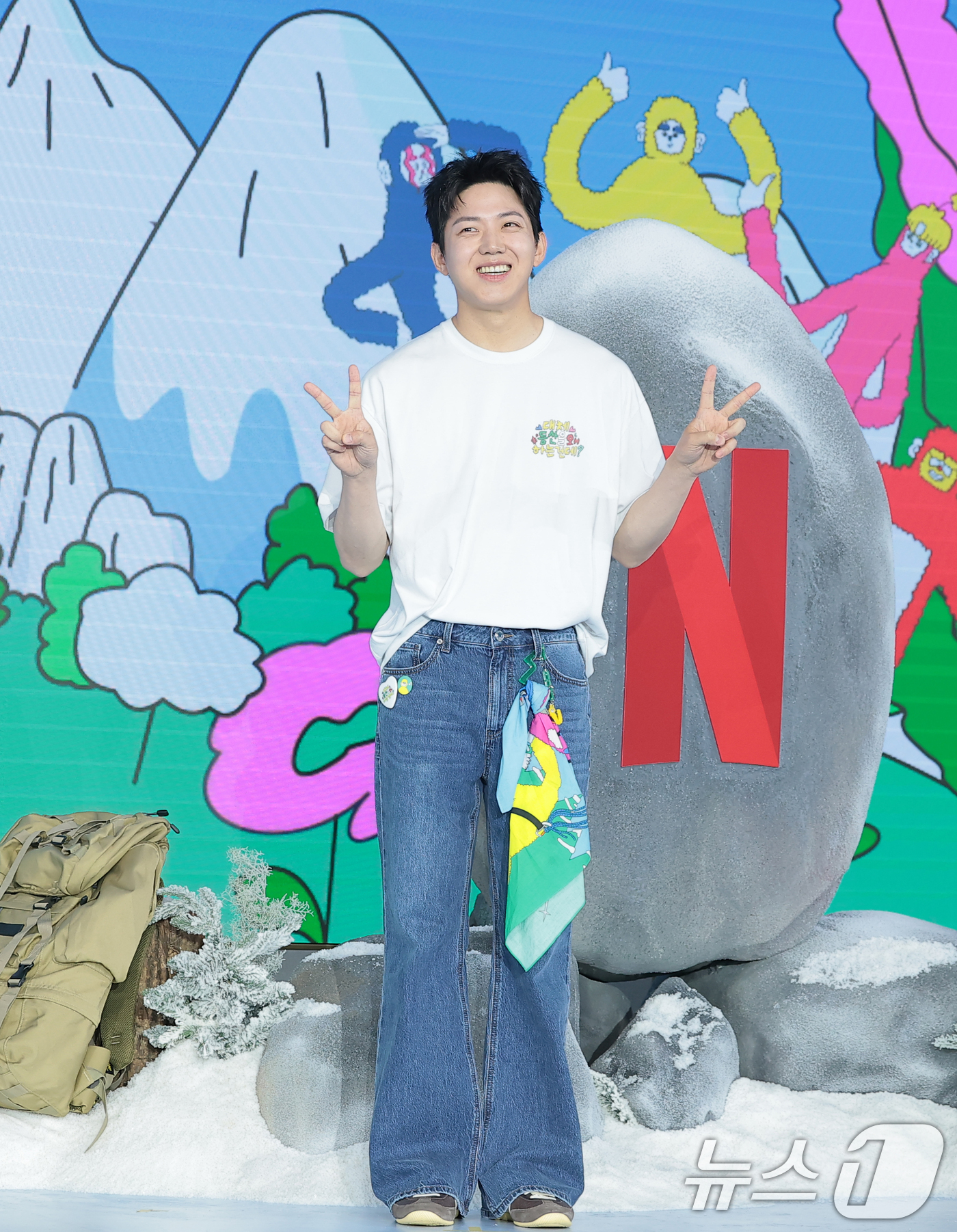 (서울=뉴스1) 권현진 기자 = 데이식스 도운이 12일 서울 마포구 호텔 나루 서울 엠갤러리에서 열린 넷플릭스 예능 '대체 등산을 왜 하는 건데?' 제작발표회에서 포즈를 취하고 있 …