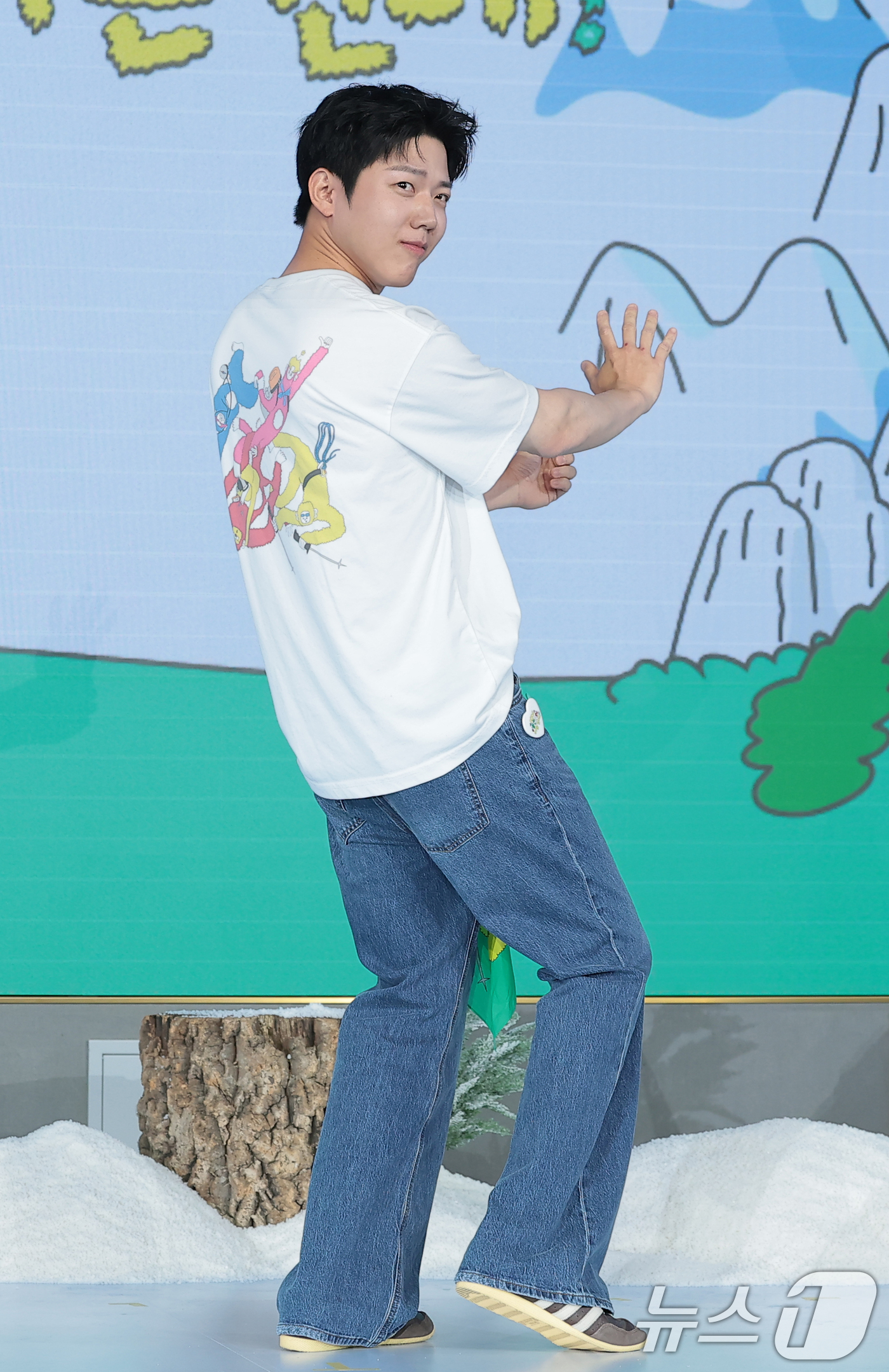 (서울=뉴스1) 권현진 기자 = 데이식스 도운이 12일 서울 마포구 호텔 나루 서울 엠갤러리에서 열린 넷플릭스 예능 '대체 등산을 왜 하는 건데?' 제작발표회에서 포즈를 취하고 있 …