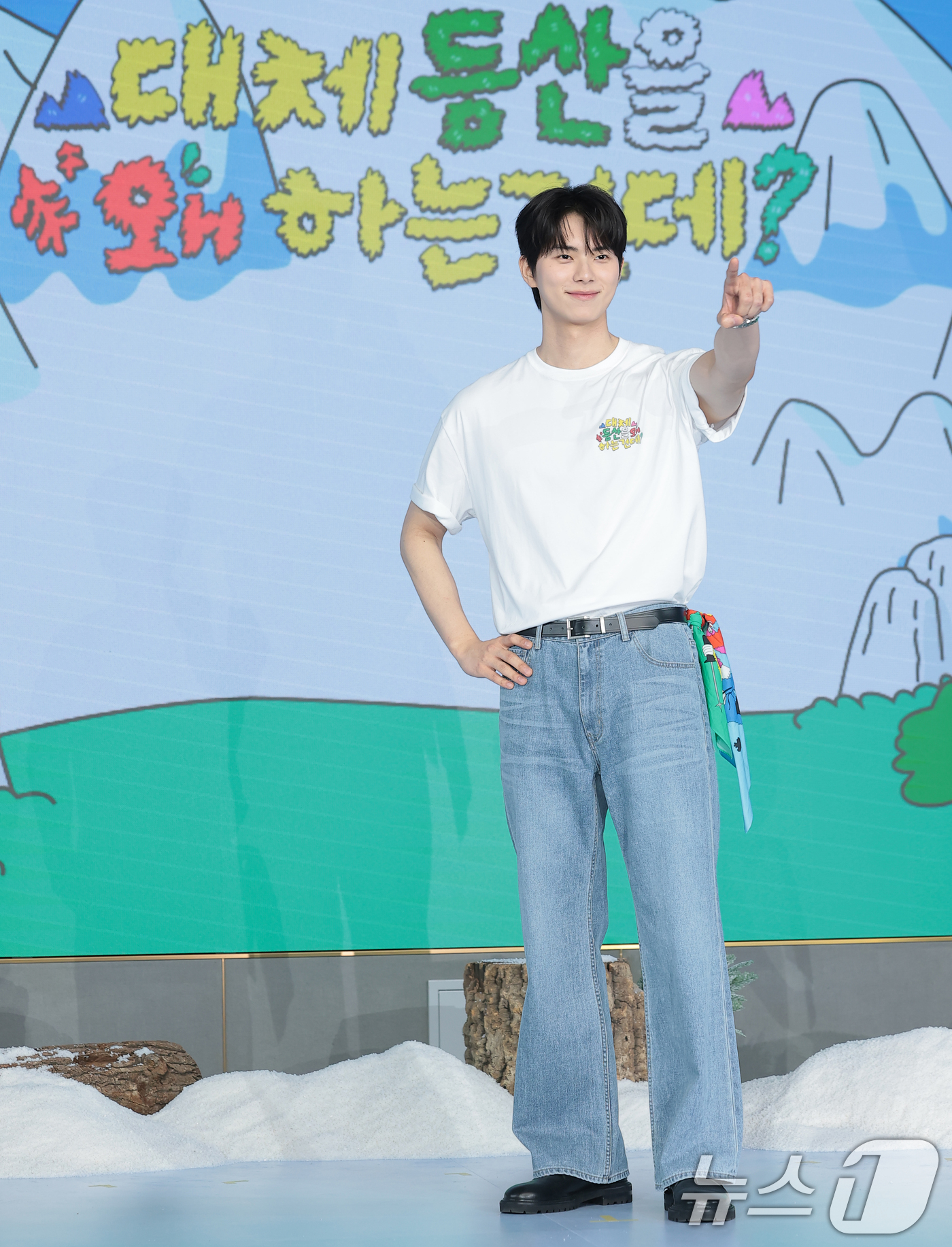 (서울=뉴스1) 권현진 기자 = 배우 이채민이 12일 서울 마포구 호텔 나루 서울 엠갤러리에서 열린 넷플릭스 예능 '대체 등산을 왜 하는 건데?' 제작발표회에서 포즈를 취하고 있다 …