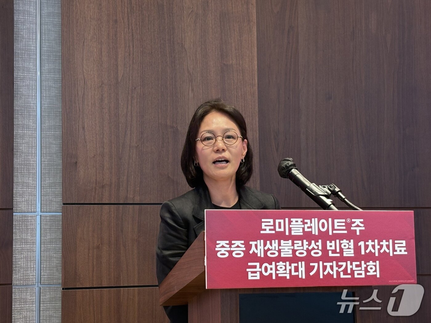 본문 이미지 - 김정란 DKSH 코리아 헬스케어 사업부 대표가 12일 오전 파크 하얏트 서울에서 열린 '로미플레이트주' 급여 확대 기자간담회에서 설명하고 있다.