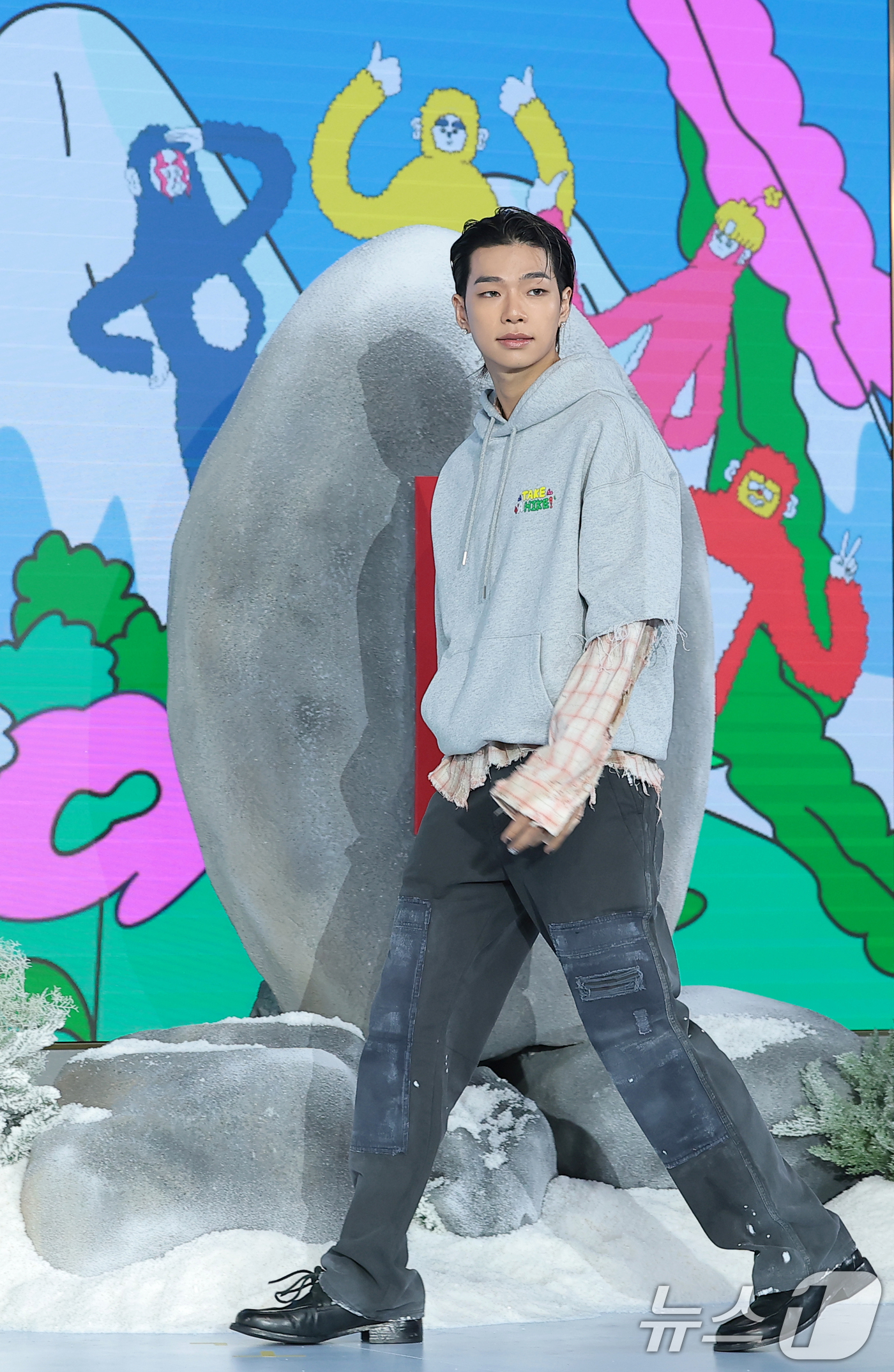 (서울=뉴스1) 권현진 기자 = 올데이프로젝트 타잔이 12일 서울 마포구 호텔 나루 서울 엠갤러리에서 열린 넷플릭스 예능 '대체 등산을 왜 하는 건데?' 제작발표회에 참석하고 있다 …