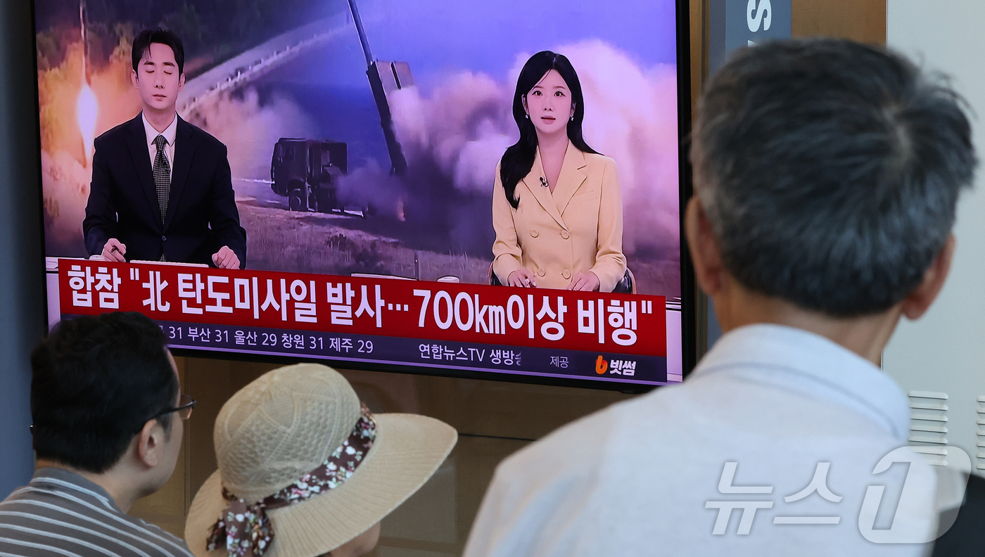 (서울=뉴스1) 김진환 기자 = 12일 서울 중구 서울역에서 시민들이 북한의 탄도미사일 발사 관련 뉴스를 시청하고 있다.이날 합동참모본부에 따르면 북한이 원산 일대에서 동해상으로 …