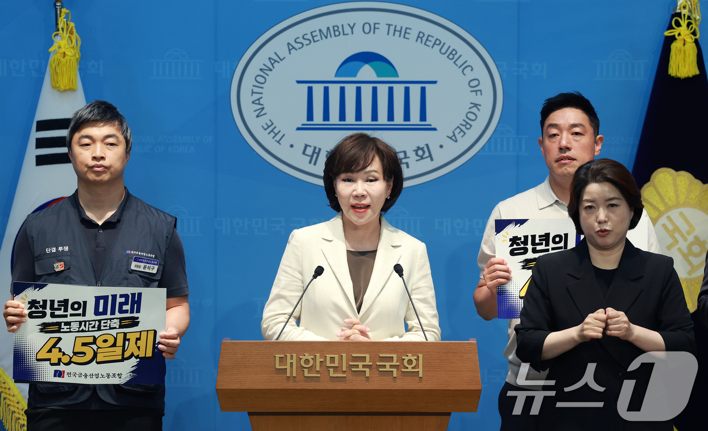 (서울=뉴스1) 이호윤 기자 = 전현희 더불어민주당 의원이 12일 서울 여의도 국회 소통관에서 청년 고용 확대 및 창업 지원을 위한 기자회견을 하고 있다. 2026.8.12/뉴스1 …