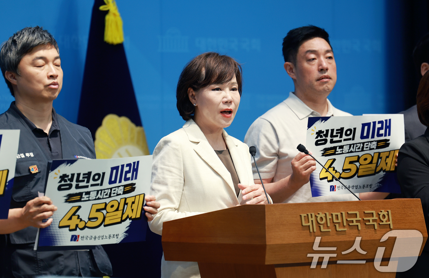 (서울=뉴스1) 이호윤 기자 = 전현희 더불어민주당 의원이 12일 서울 여의도 국회 소통관에서 청년 고용 확대 및 창업 지원을 위한 기자회견을 하고 있다. 2026.8.12/뉴스1 …