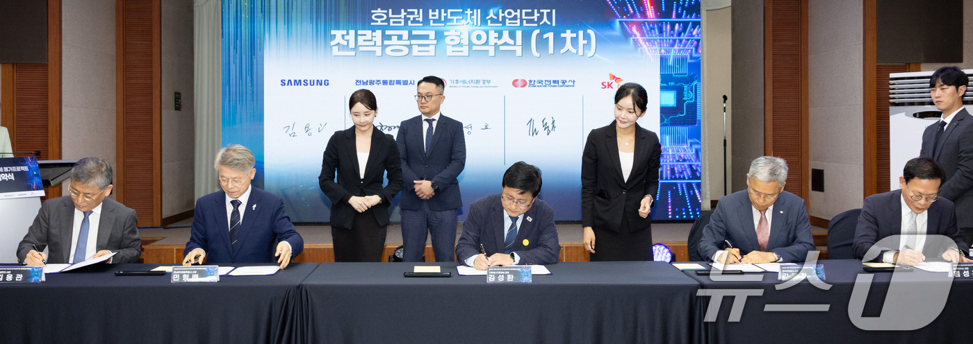 (서울=뉴스1) = 김용관 삼성전자 사장(왼쪽부터), 민형배 전남광주통합특별시 시장, 김성환 기후에너지환경부 장관, 김동철 한국전력 사장, 염성진 SK하이닉스 사장이 12일 서울 …