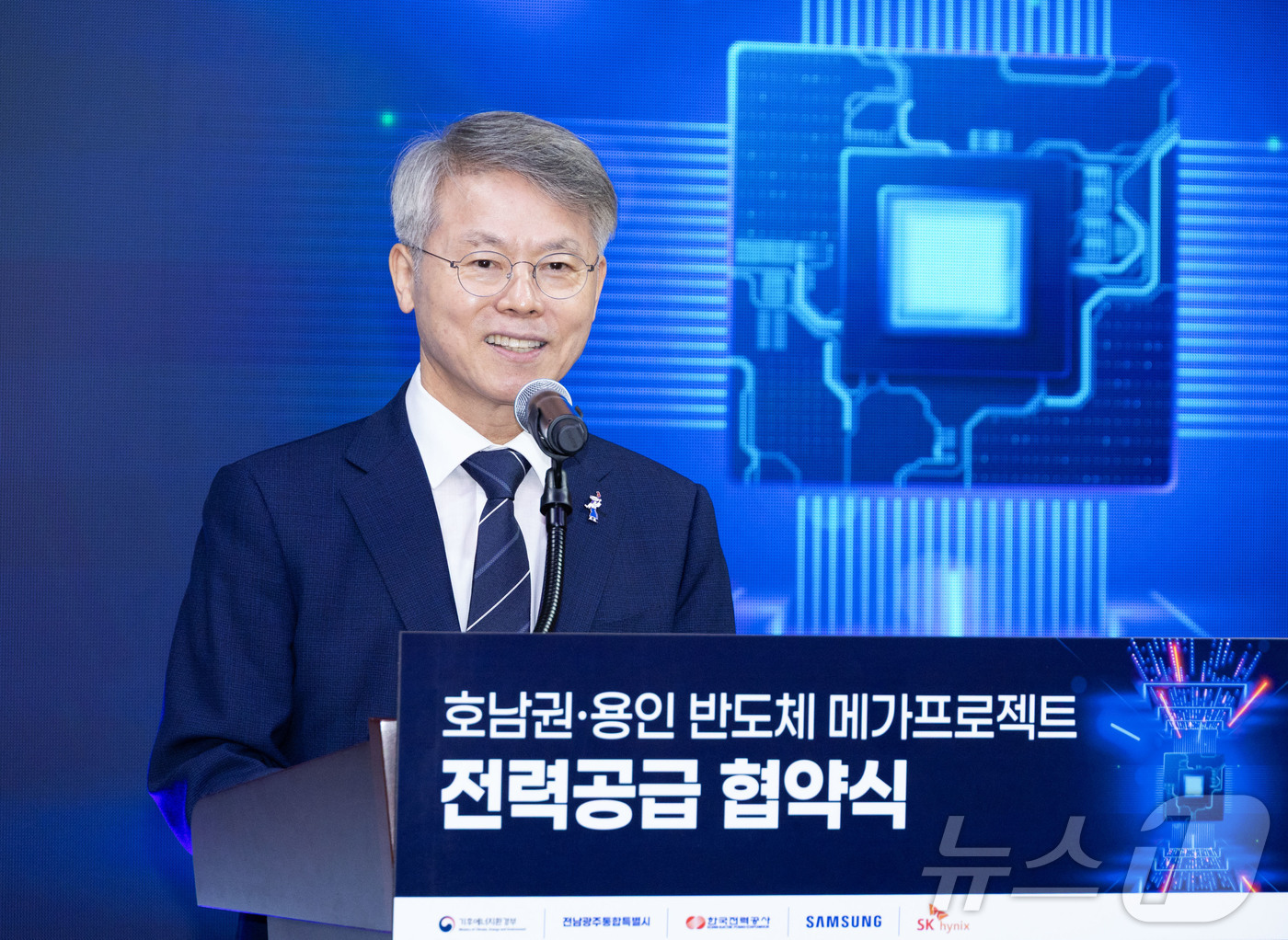 (무안=뉴스1) 전원 기자 = 민형배 전남광주통합특별시장이 12일 오전 서울 중구 한국전력공사 경인건설본부에서 열린 '호남권·용인 반도체 메가프로젝트 전력공급 협약식'에 참석해 인 …