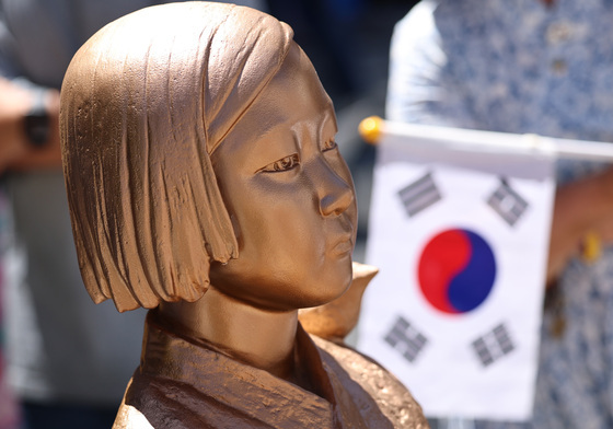 '평화의 소녀상과 태극기'