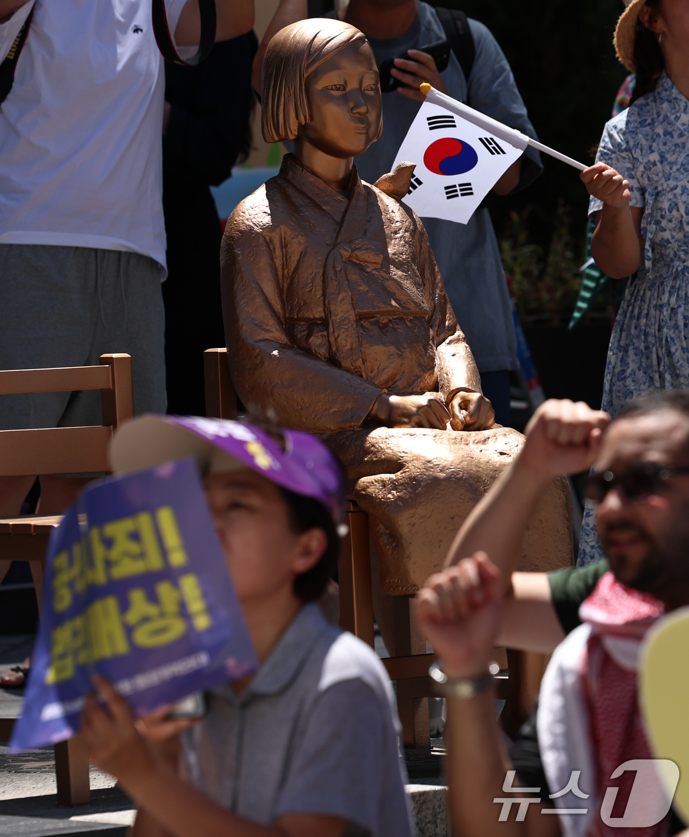 (서울=뉴스1) 구윤성 기자 = 12일 서울 종로구 옛 주한일본대사관 앞에서 열린 제14차 세계일본군 '위안부' 기림의 날 맞이 세계연대집회에서 참가자들이 일본의 공식사과 등을 촉 …