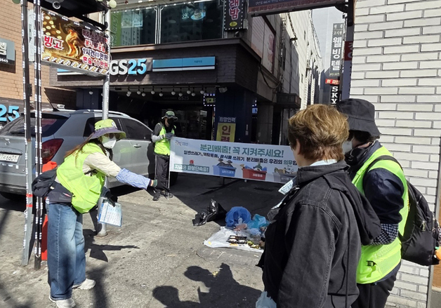 관악구, 신림사거리 쓰레기 '혼합배출' 막는다…"무단투기보안관 투입"