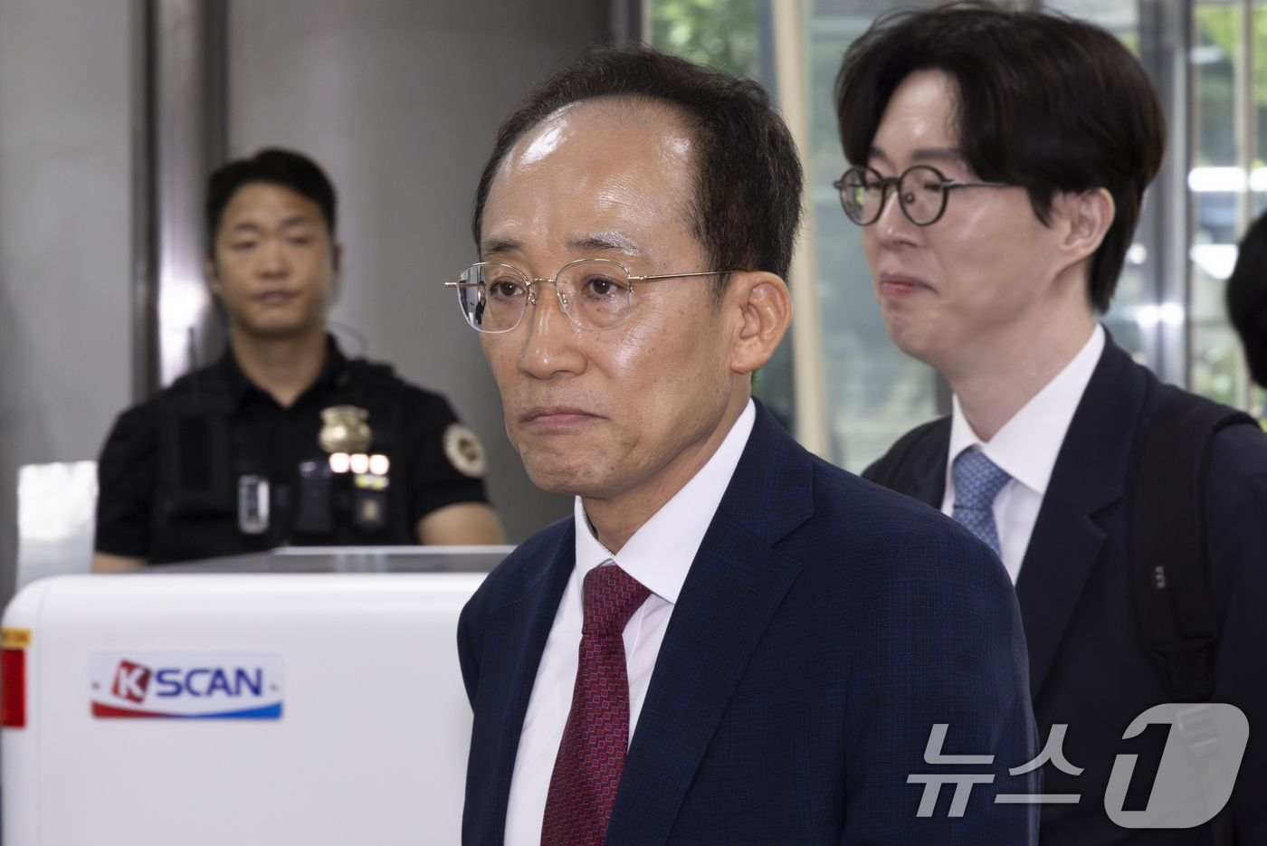 (서울=뉴스1) 최지환 기자 = 12·3 비상계엄 당시 국회의 계엄 해제 표결을 방해한 혐의를 받는 추경호 대구시장이 12일 서울 서초구 서울중앙지방법원에서 열린 내란중요임무종사 …