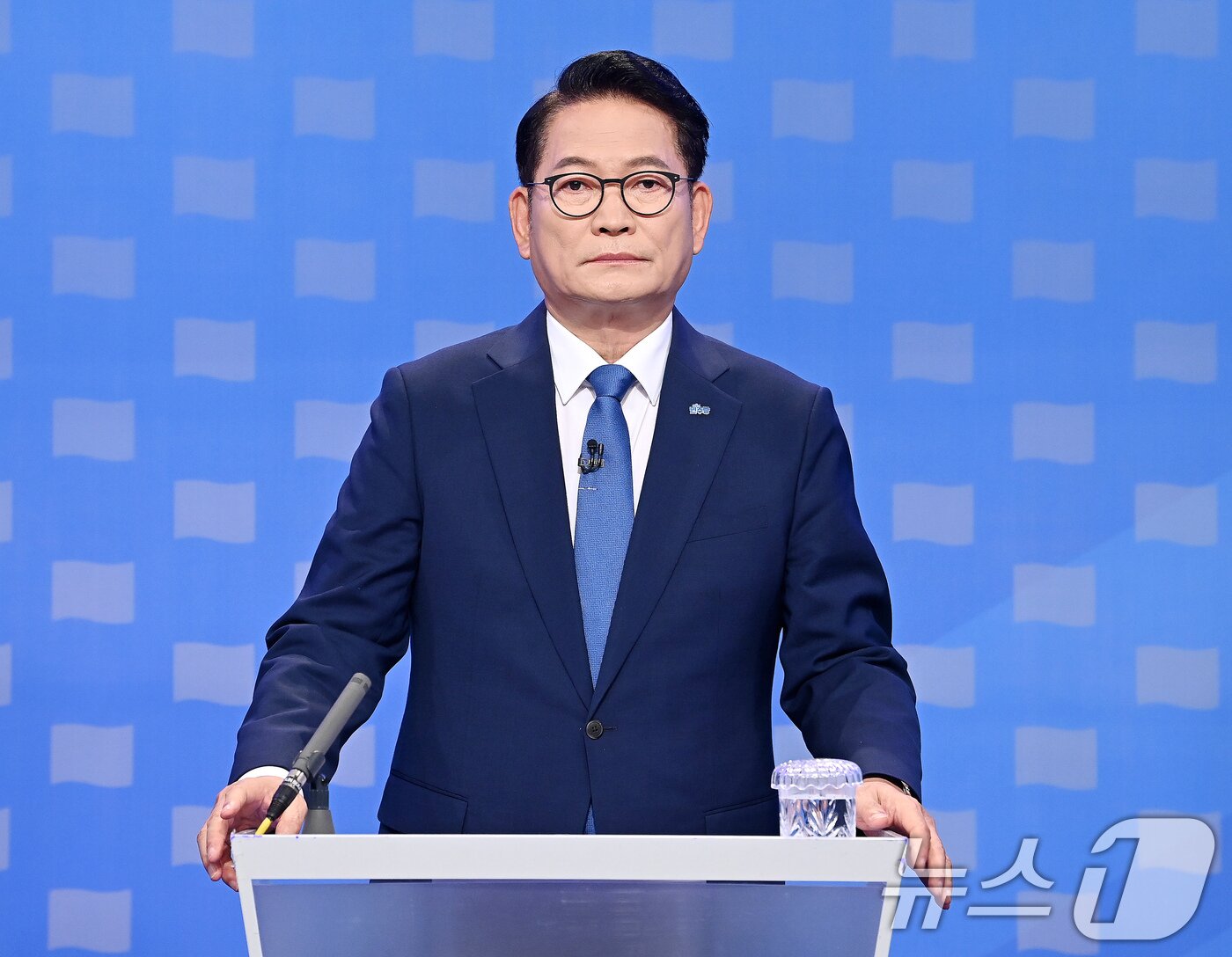 본문 이미지 - 송영길 더불어민주당 당대표 후보가 12일 서울 양천구 목동 SBS에서 열린 당대표 후보자 토론회를 준비하고 있다. 2026.8.12 ⓒ 뉴스1 국회사진기자단