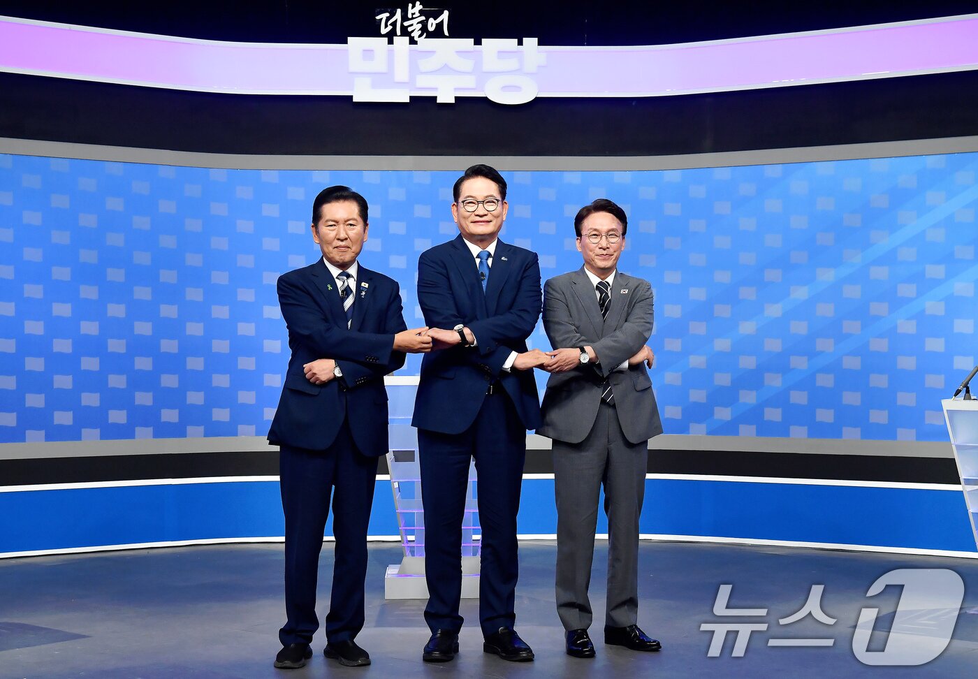 본문 이미지 - 더불어민주당 정청래(왼쪽부터), 송영길, 김민석 당대표 후보가 12일 서울 양천구 목동 SBS에서 열린 당대표 후보자 토론회에 앞서 기념 촬영을 하고 있다. 2026.8.12 ⓒ 뉴스1 국회사진기자단