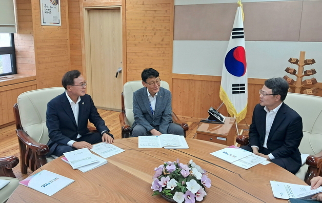 “소나무재선충병 비상”…윤희신 군수, 산림청장 찾아 긴급지원 호소