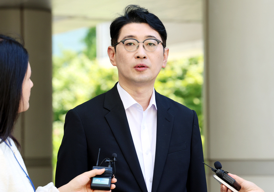 취재진 질문에 답변하는 주진우 국민의힘 의원