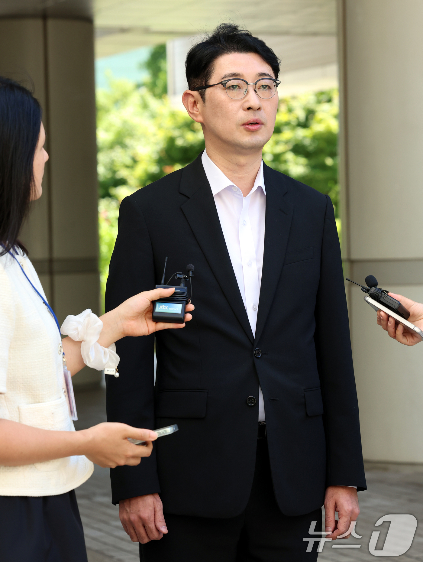 (서울=뉴스1) 최지환 기자 = 주진우 국민의힘 의원이 12일 서울 서초구 서울중앙지방법원에서 열린 추경호 대구시장의 12·3 비상계엄 당시 국회의 계엄 해제 표결을 방해한 혐의 …