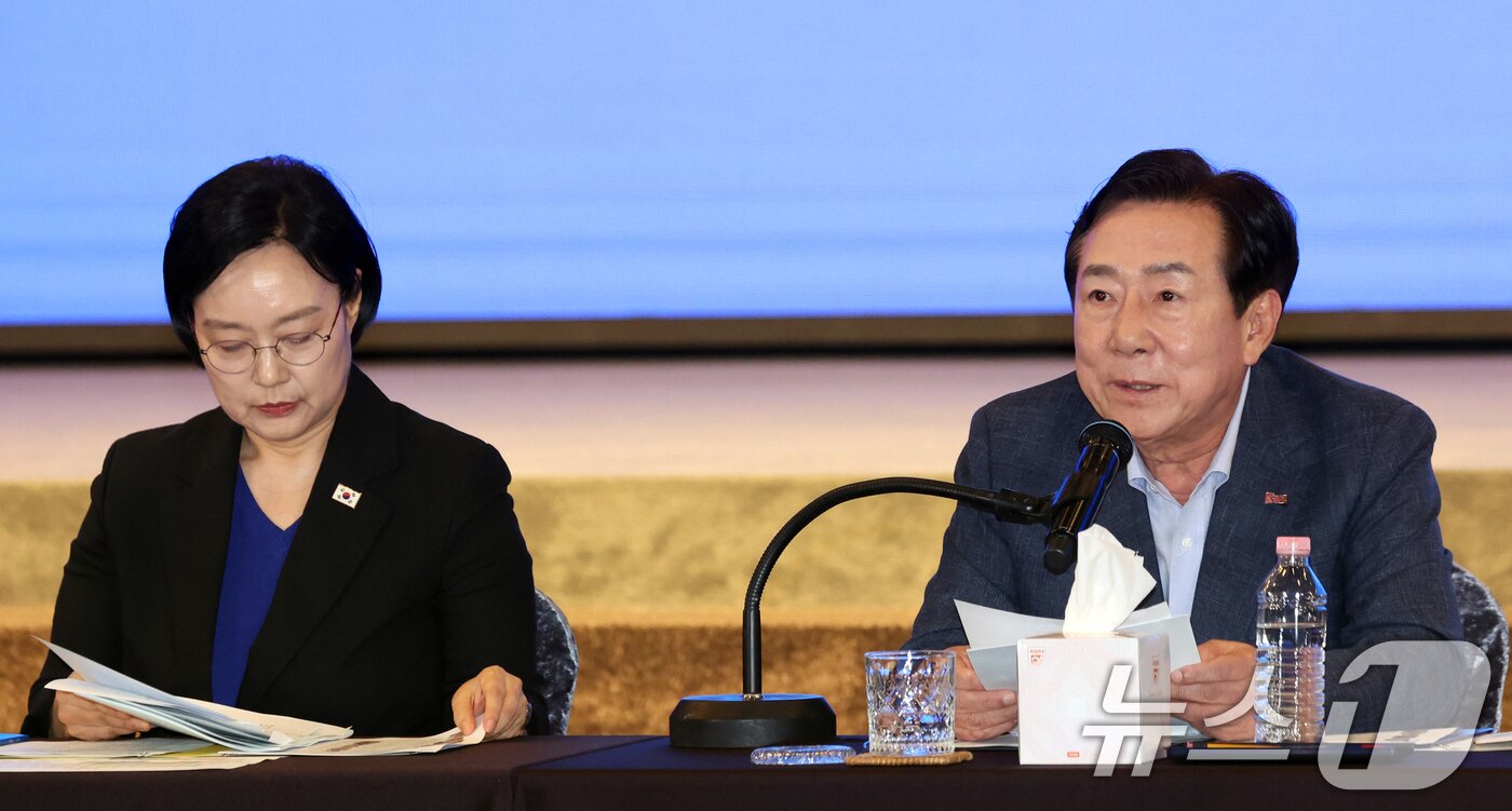 본문 이미지 - 김기문 중소기업중앙회장이 12일 오후 서울 영등포구 여의도 중소기업중앙회에서 열린 중소·벤처·스타트업 규제혁신 대토론회에서 모두 발언을 하고 있다. 2026.8.12 ⓒ 뉴스1 김명섭 기자