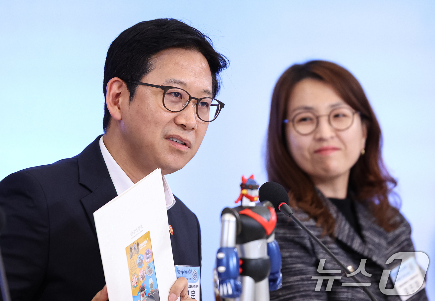 (서울=뉴스1) 허경 기자 = 배경훈 부총리 겸 과학기술정보통신부 장관이 12일 청와대에서 열린 미래성장동력 7대SEED 보고회에서 '미래개척의 엔진, 첨단기술' 주제로 발표하고 …