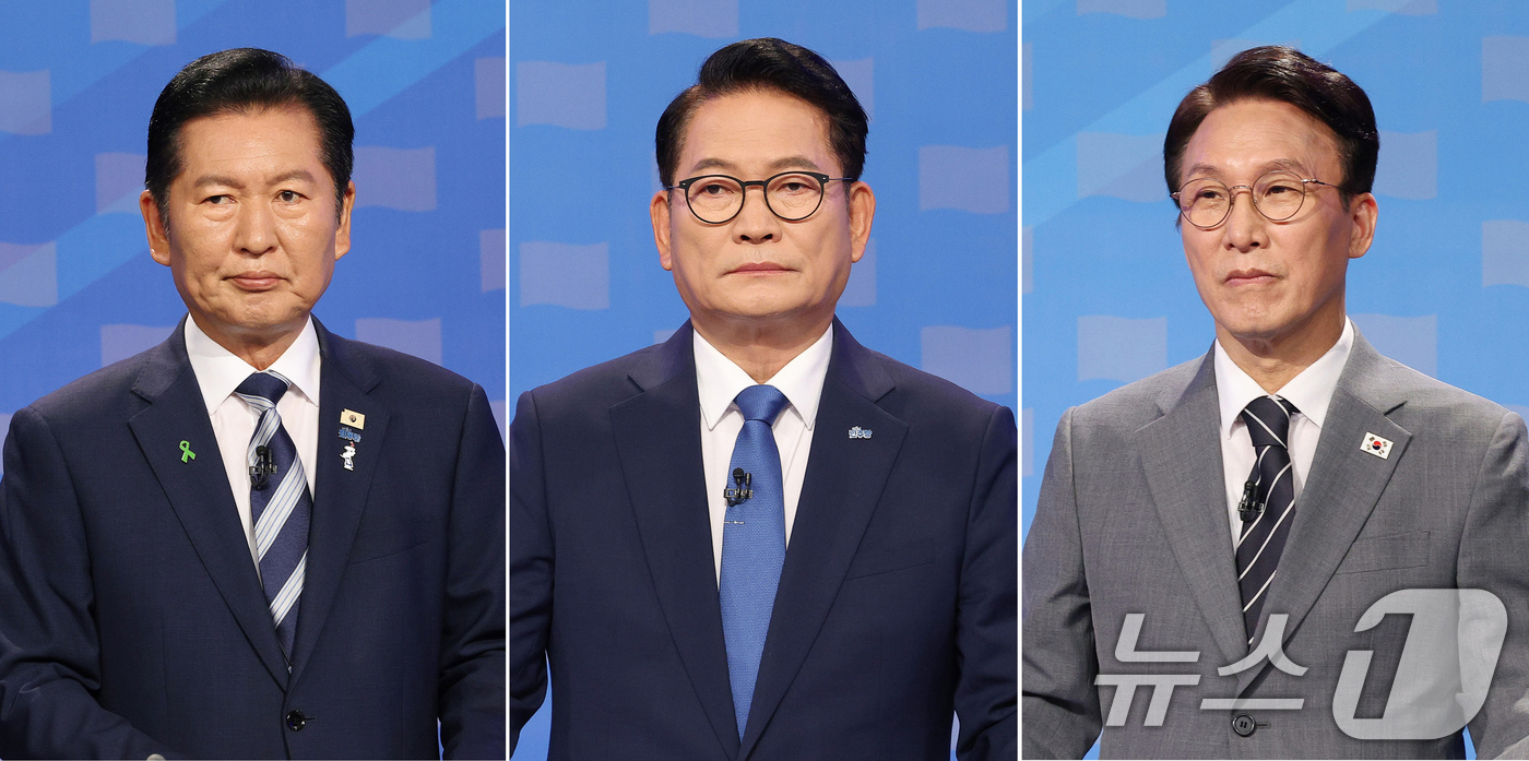 (서울=뉴스1) 국회사진기자단 = 더불어민주당 정청래(왼쪽부터), 송영길, 김민석 당대표 후보가 12일 서울 양천구 목동 SBS에서 열린 당대표 후보자 토론을 준비하고 있다. 20 …