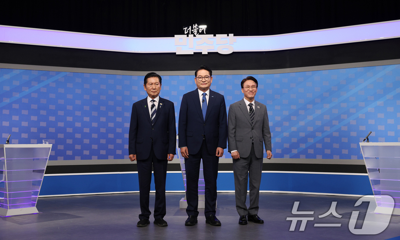 (서울=뉴스1) 국회사진기자단 = 더불어민주당 정청래(왼쪽부터), 송영길, 김민석 당대표 후보가 12일 서울 양천구 목동 SBS에서 열린 당대표 후보자 토론회에 앞서 기념 촬영을 …