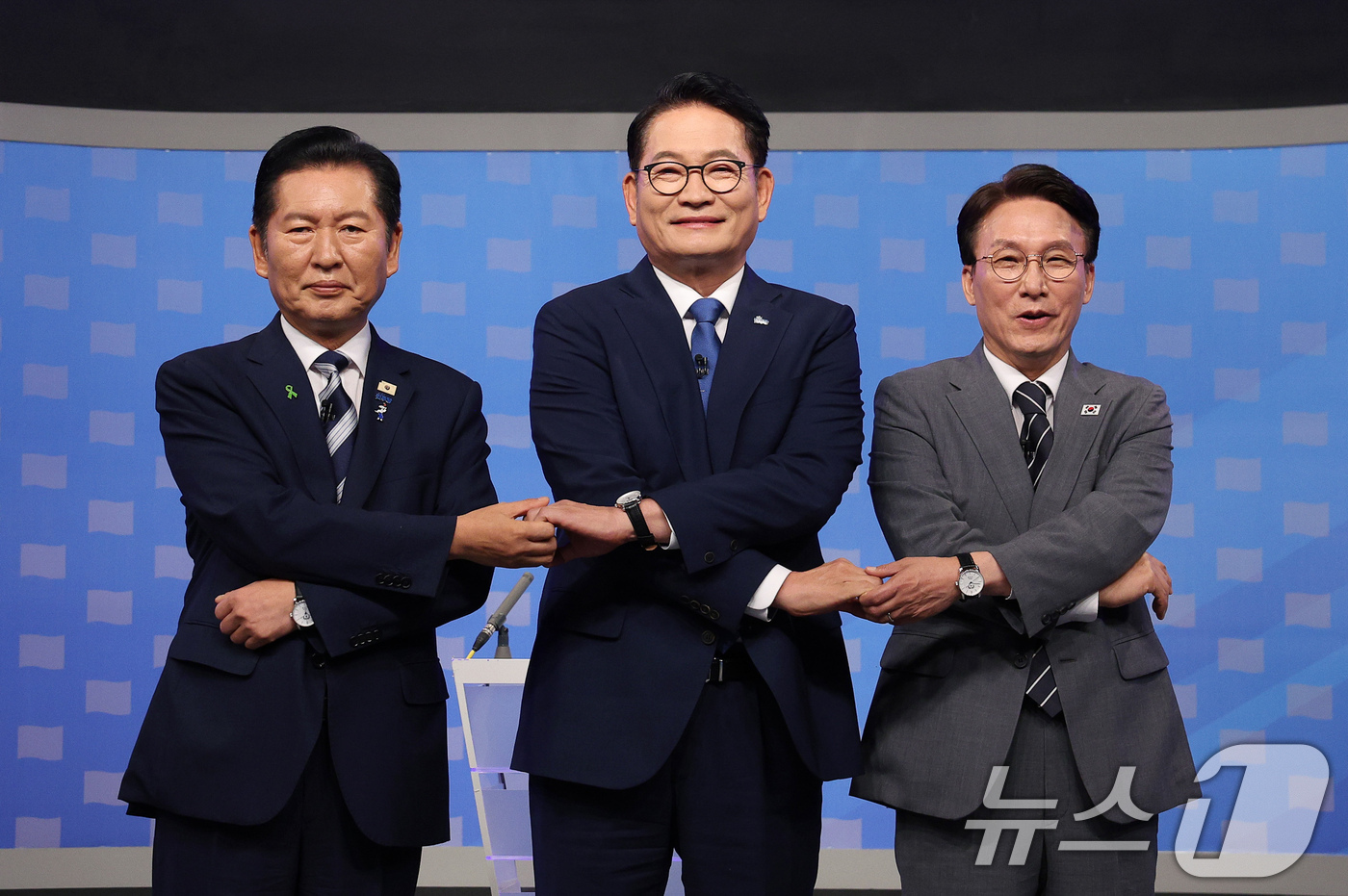 (서울=뉴스1) 국회사진기자단 = 더불어민주당 정청래(왼쪽부터), 송영길, 김민석 당대표 후보가 12일 서울 양천구 목동 SBS에서 열린 당대표 후보자 토론회에 앞서 기념 촬영을 …
