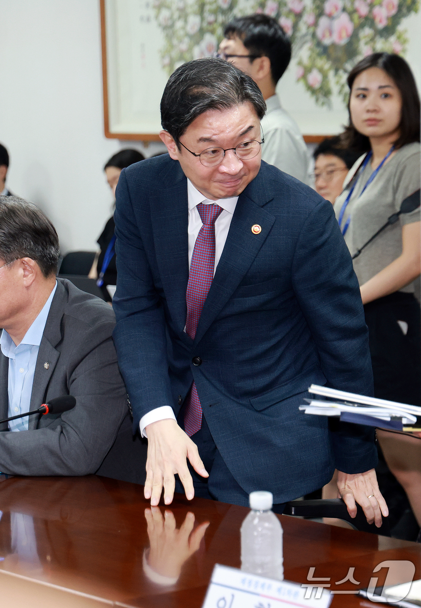 (서울=뉴스1) 이호윤 기자 = 이억원 금융위원장이 12일 서울 여의도 국회에서 열린 주택시장 안정화 TF 제1차 회의에 참석하고 있다. 2026.8.12/뉴스1