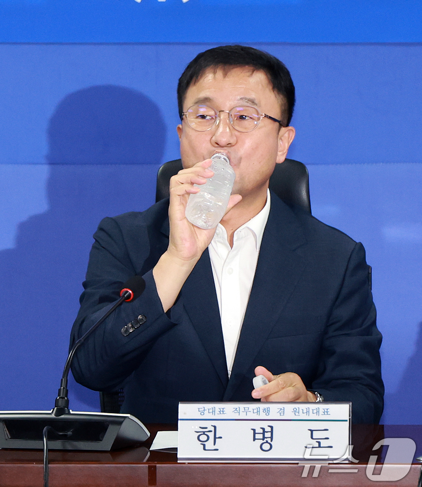 (서울=뉴스1) 이호윤 기자 = 한병도 더불어민주당 당대표 직무대행 겸 원내대표가 12일 서울 여의도 국회에서 열린 주택시장 안정화 TF 제1차 회의에서 물을 마시고 있다. 202 …