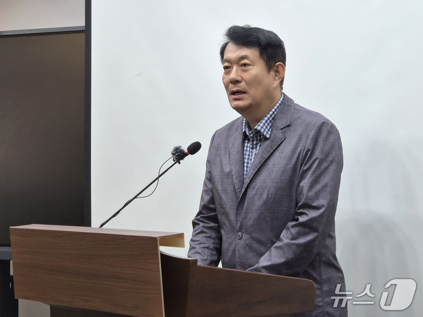 본문 이미지 - 김동원 국민의힘 충북도당위원장이 12일 도청 브리핑룸에서 기자회견을 열어 박병국 충북도 대외협력특보 임명 철회를 요구하고 있다. 2026.8.12/뉴스1