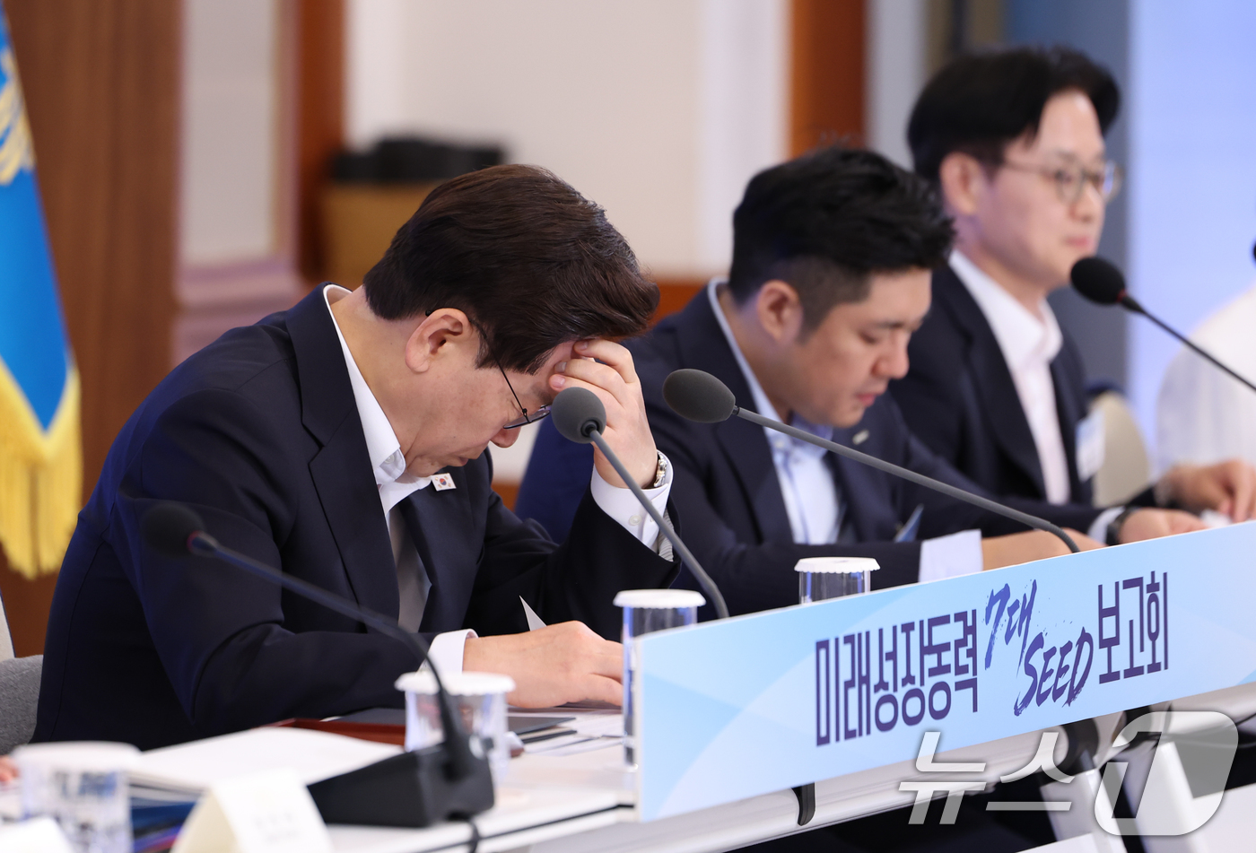 (서울=뉴스1) 허경 기자 = 이재명 대통령이 12일 청와대에서 열린 미래성장동력 7대SEED 보고회에서 자료를 살펴보고 있다. 2026.8.12/뉴스1