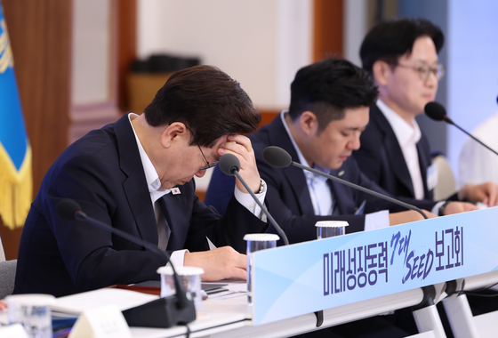자료 살펴보는 이재명 대통령