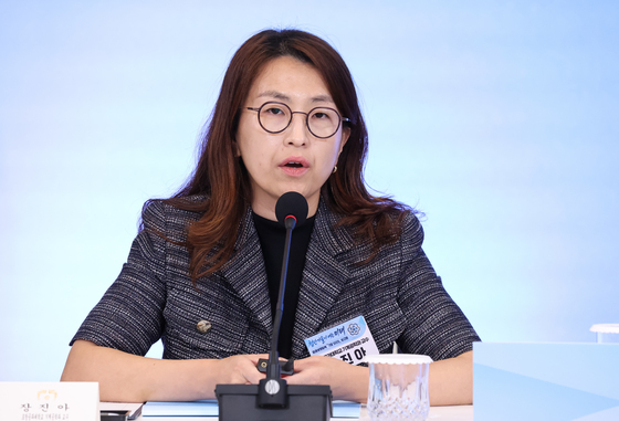 발표하는 장진아 포항공대 교수