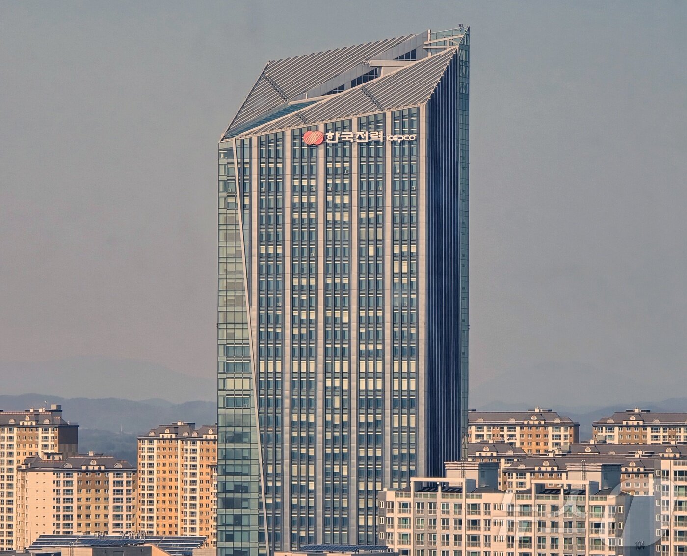 본문 이미지 - 전남광주특별자치시 나주 빛가람동 한국전력공사(한전) 외경 2026.8.12 ⓒ 뉴스1 황덕현 기후환경전문기자