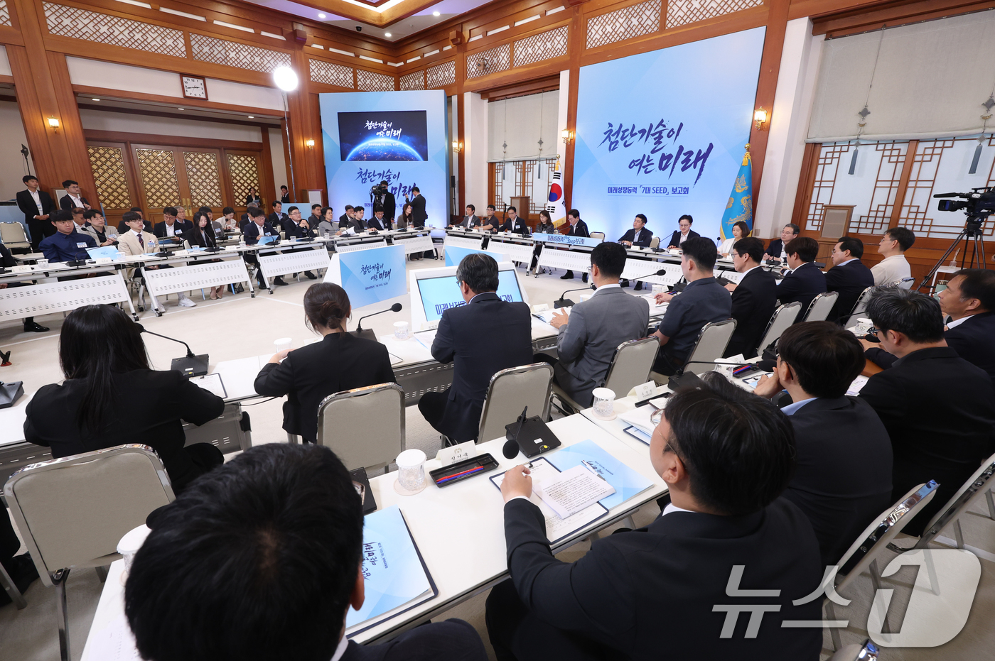 (서울=뉴스1) 허경 기자 = 이재명 대통령이 12일 청와대에서 열린 미래성장동력 7대SEED 보고회에서 참석자들의 발언을 듣고 있다. 2026.8.12/뉴스1
