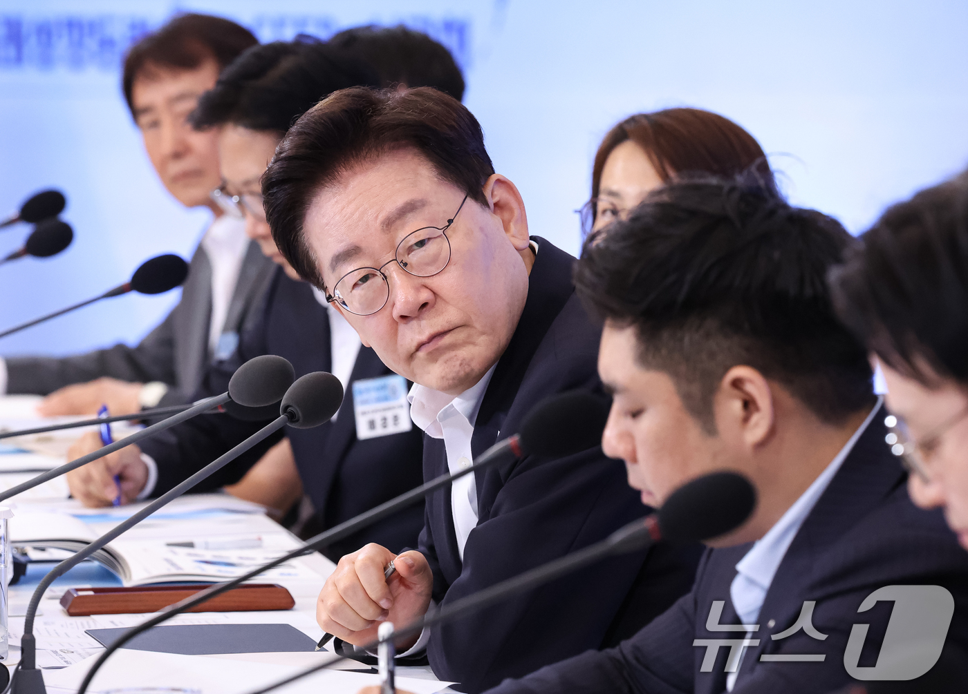 (서울=뉴스1) 허경 기자 = 이재명 대통령이 12일 청와대에서 열린 미래성장동력 7대SEED 보고회에서 참석자들의 발언을 듣고 있다. 2026.8.12/뉴스1
