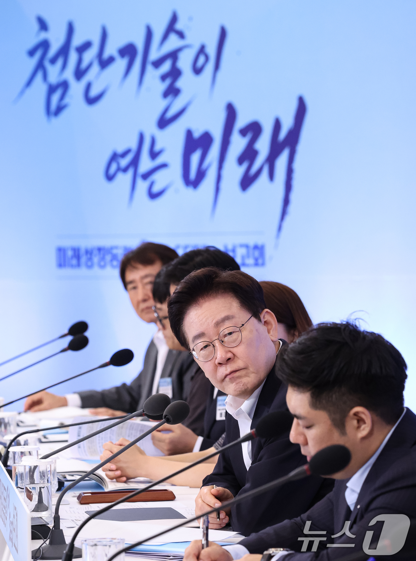 (서울=뉴스1) 허경 기자 = 이재명 대통령이 12일 청와대에서 열린 미래성장동력 7대SEED 보고회에서 참석자의 발언을 듣고 있다. 2026.8.12/뉴스1