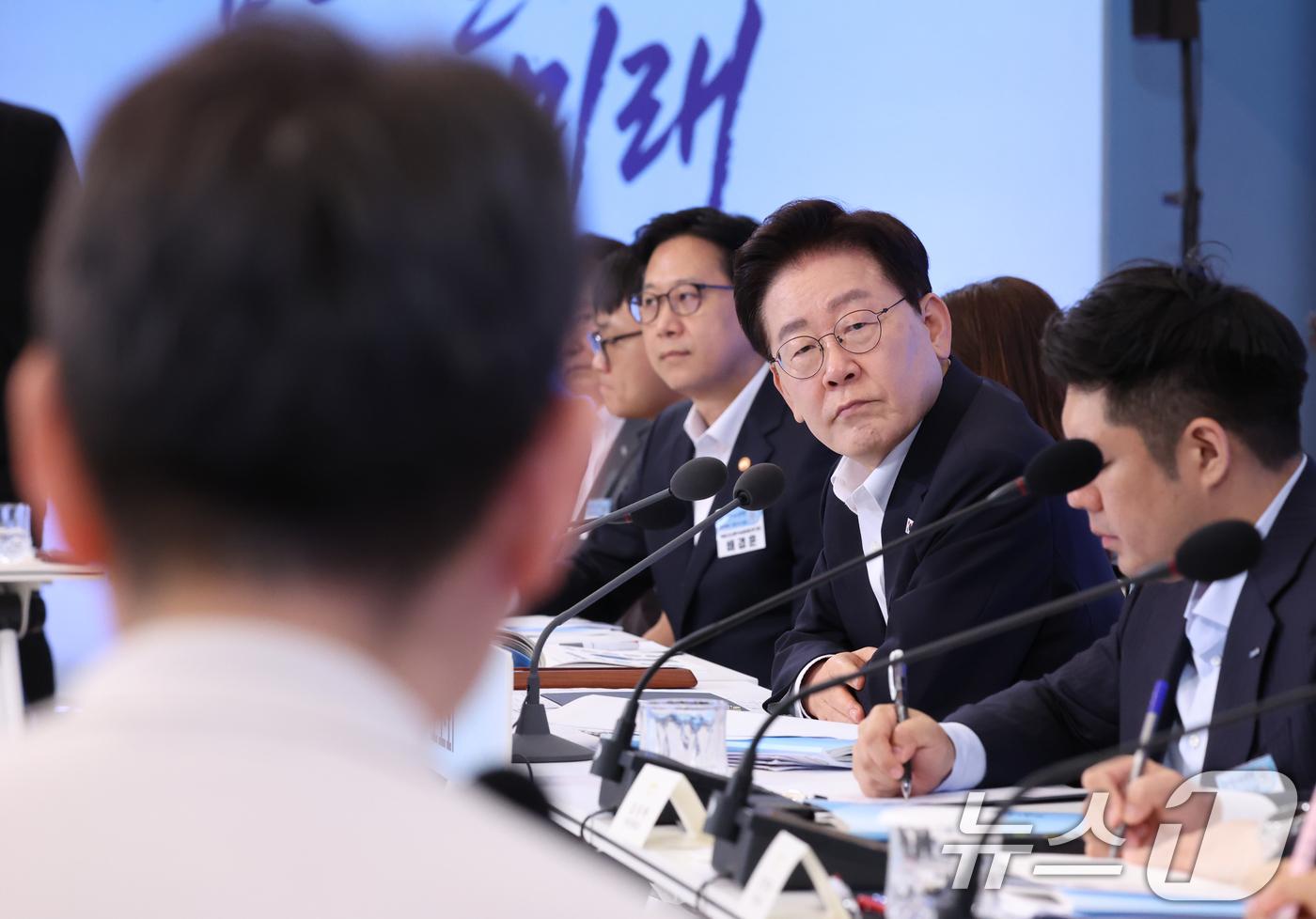 (서울=뉴스1) 허경 기자 = 이재명 대통령이 12일 청와대에서 열린 미래성장동력 7대SEED 보고회에서 참석자의 발언을 듣고 있다. 2026.8.12/뉴스1